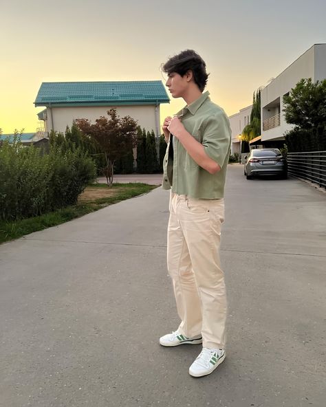 Best Colour Combos, Outfits Oversize, Outfit Verde, New Colour Combinations, Ootd Boy, Colour Outfit, Blonde Hair Green Eyes, White Oxford Shirt, Gentleman Aesthetic