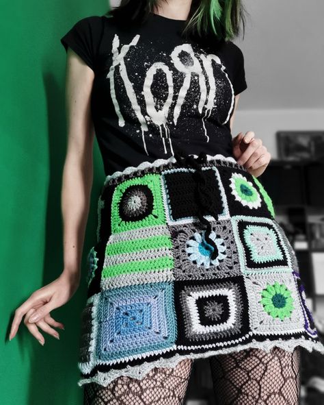 Grunge Granny Square, Crochet Patchwork Skirt, Crochet Shell Top, Shay Aesthetic, Yarn Clothes, Crochet Shell, Crochet Summer Dresses, Crochet Bottoms, Shorts Crochet