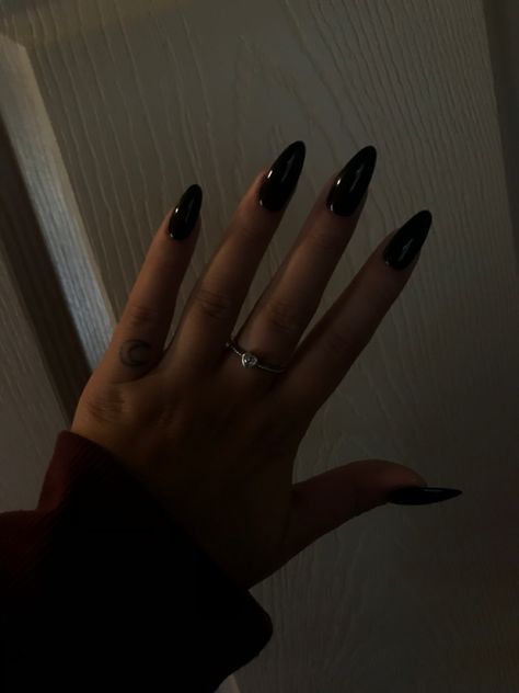 Black Nails Asthetics, Pretty Hands Black, Plain Black Acrylic Nails, Nails That Go With Black Dress, Plain Black Nails, Black Almond Nail Ideas, Glossy Black Nails, Black Nails Almond, Aesthetic Folder