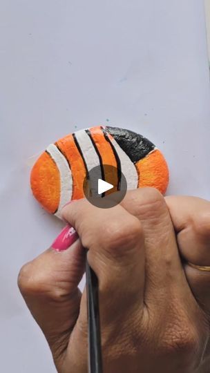 Fish Stone Art, Painted Rocks Fish, Nemo Rock Painting, Easy Stone Painting Ideas, Fish Rocks, Rock Painting Designs, Painting Designs, Clown Fish, Pebble Painting