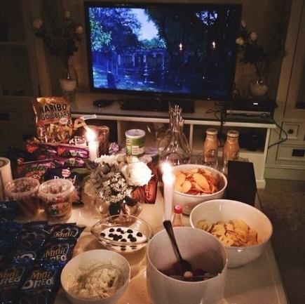 Cute Date Ideas That You Can Pull Off At Home - Society19 Movie Night Snacks, Cute Date Ideas, Sleepover Food, Fun Sleepover Ideas, Night Snacks, Birthday Food, Home Movies, Romantic Dinners, Slumber Parties