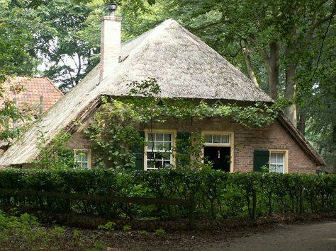 Oude Hollandse boerderij. Old House Exterior, Dutch Farms, Countryside Cottage, Dutch House, Holland Netherlands, House Sketch, Old Dutch, This Old House, Old Cottage