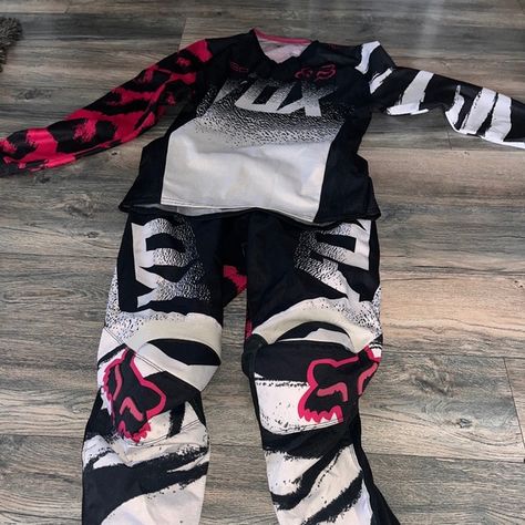 Woman's fox racing gear Womens Dirt Bike Gear, Motocross Outfit, Dirt Bike Riding Gear, Dirt Bike Gear, Large Pants, Racing Gear, Bike Riding, Outfit Inspo Casual, Bike Gear