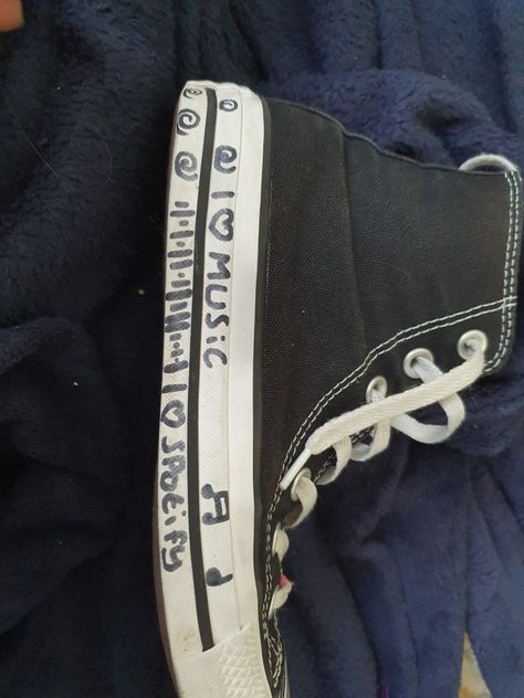 Converse Doodles Aesthetic, Converse Writing On Shoes Aesthetic, Converse Shoe Designs Art, Things To Draw On Converse Easy, Stuff To Draw On Converse, Decorating Converse Shoes Diy, What To Draw On Converse, Things To Draw On Your Converse, Writing On Converse