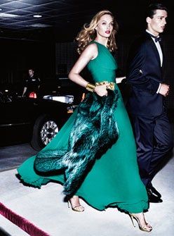 Can You Guess The Internet’s Most Popular Fashion Brand? #refinery29 Evelyn Hugo, Under Your Spell, Green Inspiration, Emerald Green Dresses, Dress Aesthetic, Green Aesthetic, Gold Details, Emerald Green, Editorial Fashion