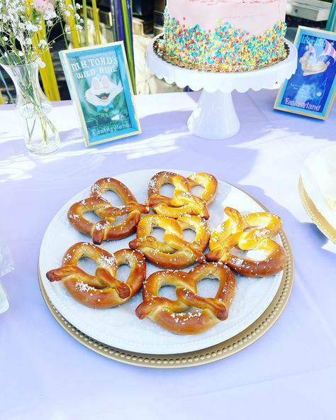 Disneyland Themed Party Food, Vintage Disney World Birthday Party, Disneyland Birthday Party Food, Disneyland Party Food, Vintage Disney Birthday Party, Disney Party Foods, Disneyland Desserts, Disneyland Summer, Disneyland Party