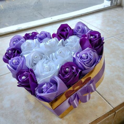 Rosas de Cintas hechas a mano Enternal Flowers, Purple Flower Arrangements, Ribbon Rose Bouquets, Ribbon Flowers Bouquet, Eternal Roses, Flower Bouquet Diy, Ribbon Bouquet, Most Beautiful Flowers, Ribbon Roses