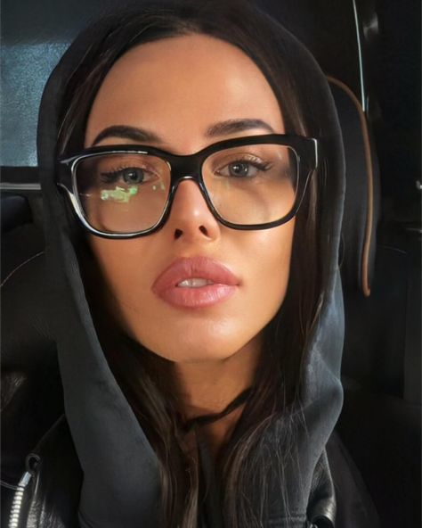 volkonskaya.reshetova Clear Glasses Aesthetic, Baddie Glasses, Glasses Styles, Glasses Outfit, Glasses Inspiration, Beauty Crush, Square Glasses Frames, Glasses Trends, Vision Glasses