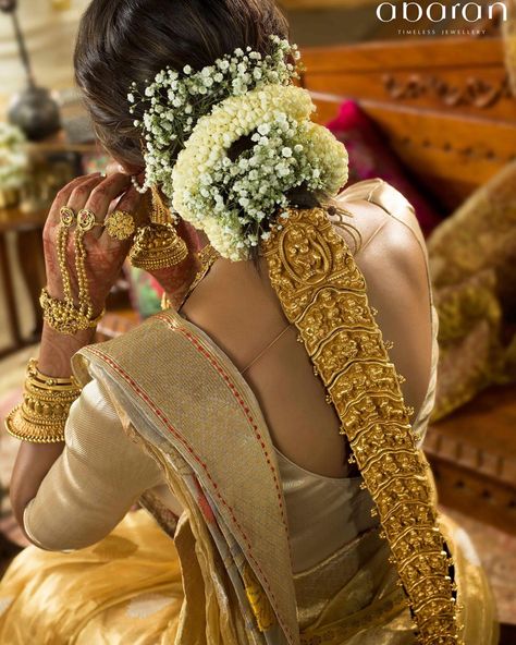 South Indian bride mainly has “Jada” (Plait) as her hairstyle.This antique finish gold jada depicts narratives or stories of Krishna’s life.22k gold nakshi work ,antique finish jada with attached gold kuchu is the must have accessory for the south Indian bride. #goldhairaccessories #hairornament #goldjada #abarantimelessjewellery #abaranbangalore Gold Jada Designs, Hair Braid Indian, Gold Jada, Bride Pics, Leaf Decor Wedding, Antic Jewellery, Bridal Things, Saree Ideas, Bride Hairstyle