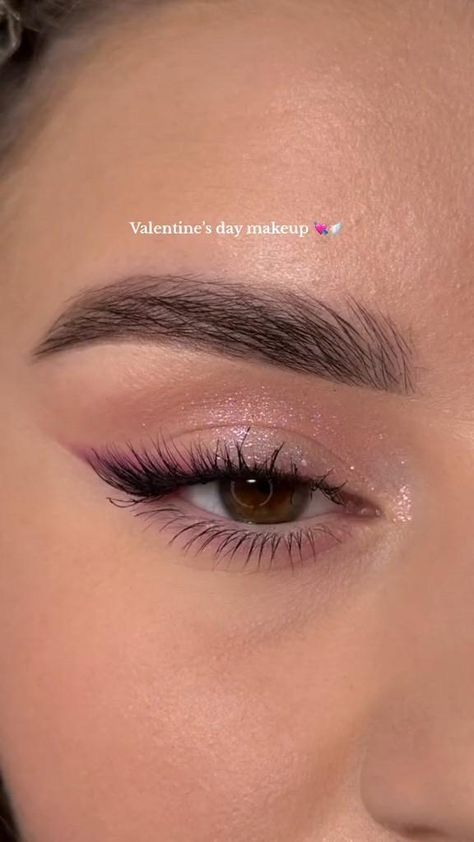 Cute Makeup Looks For Graduation, Aesthetic Make Up Ideas, Easy Simple Eyeshadow Natural Looks, Fun Birthday Makeup Looks, Simple Eye Makeup For White Dress, Pink Makeup Look Tutorial, Pink Makeup With Eyeliner, Elegant Pink Makeup, Prom Makeup With Pink Dress