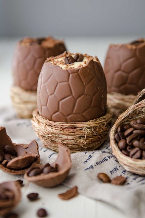 Filled Easter Eggs, No Egg Desserts, Easter Lunch, Candy Egg, Easter Baking, Easter Eggs Chocolate, Easter Eggs Diy, Chocolate Eggs, Easter Chocolate