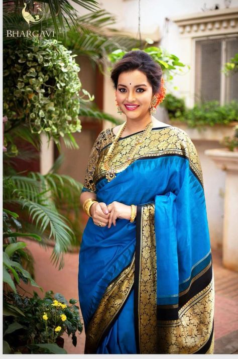 Renu Desai in a sky blue-black kancheevaram saree and eembellished blouse by Bhargavi kunam and jewels by Vasundhara Diamond. Renu Desai, Bhargavi Kunam, Gajra Bun, Sky Blue Saree, Traditional Beauty, Ethnic Looks, Traditional Saree, Blue Saree, Saree Look