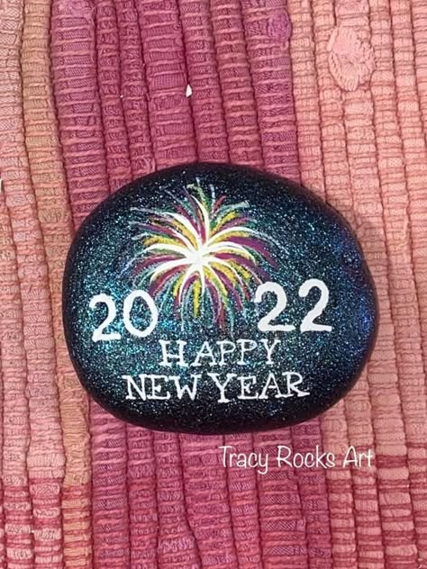 Painted Rocks New Years, New Years Painted Rocks 2025, New Year Painted Rocks, New Year Rock Painting Ideas, Happy New Year Painted Rocks, Painting Rocks Ideas Easy, Winter Rocks, Diy Rock Painting, Happy New Year Stickers