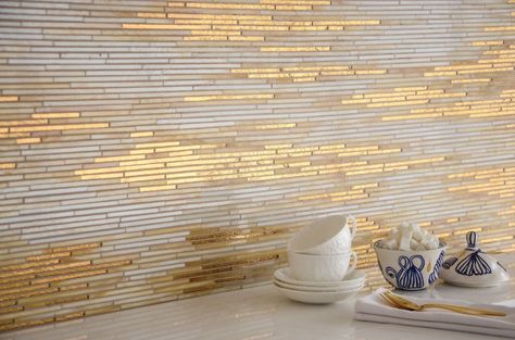 Ruche, a stone water jet mosaic, shown in polished Calacatta, polished Thassos and Cream Onyx, is also designed by Sara Baldwin for New Ravenna. Mosaic Kitchen, Mosaic Backsplash Kitchen, New Ravenna, Mosaic Tile Backsplash, Smart Tiles, Tile Trends, Backsplash Ideas, Kitchen Tile, Classic Decor