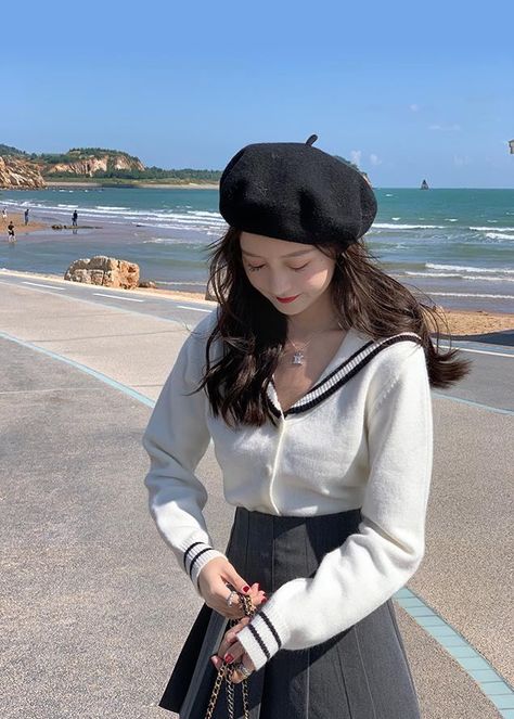 Outfit With Beret Hat, Outfit With Beret, Beret Hat Outfit, Cute Korean Fashion, Waisted Skirts, Korean Street Style, Beret Hats, Korean Accessories, French Beret