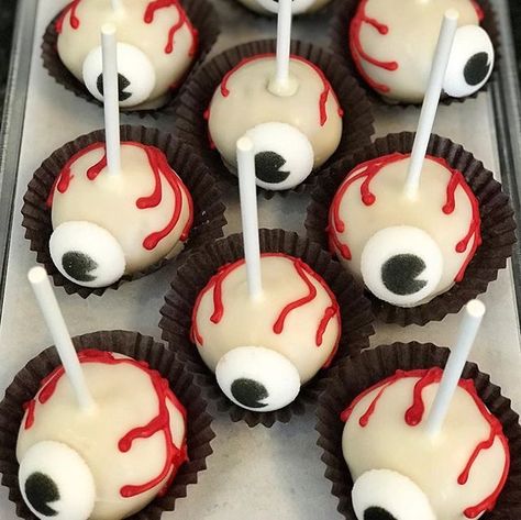 Cake Pop Eyeballs, Halloween Cakepops, Eyeball Cake Pops, Eyeball Cake, Halloween Cooking, Halloween Food Appetizers, Halloween Sweets, Food Appetizers, Eye Eye