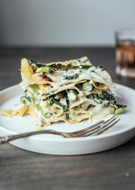 Springtime White Lasagna layered with leeks, asparagus and spinach enveloped in a luscious, roasted garlic cream sauce that is actually dairy-free!      #lasagna #pasta #springrecipe #asparagus #leeks #spinach #roastedgarlic #meatless #comfortfood #vegetables #greens #vegetarian #vegan #glutenfree #dairyfree #foodphotography #torontoblogger #foodblogger Spring Lasagna, Asparagus Lasagna Recipe, Asparagus Lasagna, Vegetarian Casseroles, Lenten Meals, Dairy Free Lasagna, White Lasagna, Lenten Recipes, Gluten Free Lasagna