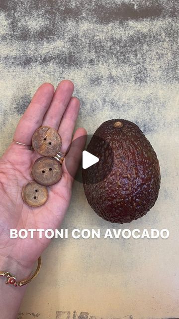 Avocado Crafts, Boho Crafts Diy, August 21, Button Art, Button Jewelry, Recycled Crafts, Beaded Tassels, Craft Tutorials, Craft Items