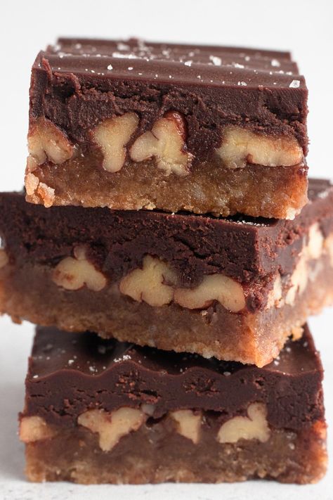 Buttery shortbread. Rich caramel. Crunchy pecans. Creamy chocolate. These chocolate caramel pecan turtle bars have it all! Plus, you'll be surprised just how easy they are to make. #dessertbars #shortbread #caramelpecan #holidayrecipes Pecan Turtle Bars, Chocolate Dessert Bar, Turtle Bars, Easy Dessert Bars, Pecan Turtles, Dessert Squares, Impressive Desserts, Buttery Shortbread, Dessert Bar Recipe