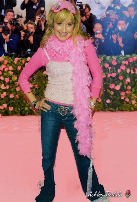 2000s Red Carpet Looks Disney, Throwback Y2k Outfits, Disney Chanel 2000 Outfits, Y2k Club Fits, Disney Red Carpet 2000s, Disney Channel Red Carpet 2000, Disney Channel Outfits Fashion, Disney 2000s Outfits, Y2k Red Carpet Fashion