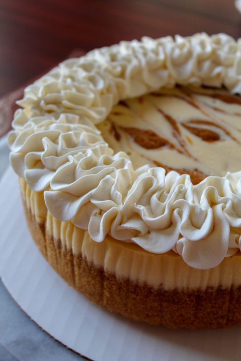 White Chocolate Pumpkin Cheesecake, Pumpkin Crumble Cheesecake, Little Debbie Cheesecake, Easy Fall Cake Decorating Ideas, Fall Cheesecakes, Autumn Cheesecake, Patriotic Cheesecake, Fall Cheesecake Recipes, Chocolate Pumpkin Cheesecake