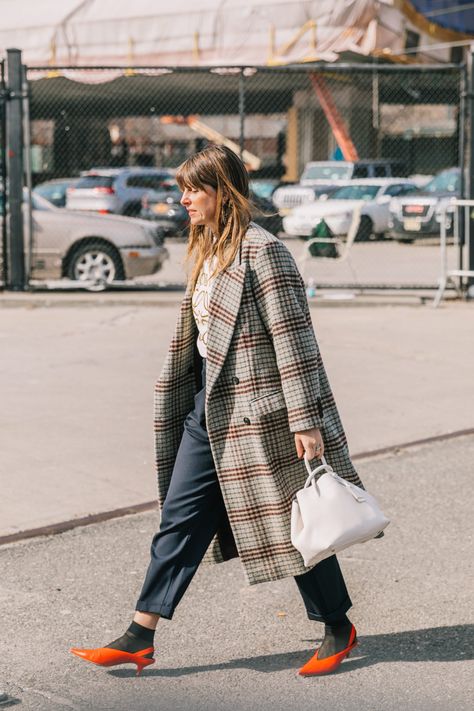 NYFW FALL 18/19 STREET STYLE V Blue Pants Outfit Ideas, Spring Work Outfits For Women, Navy Blue Pants Outfit, Cake Fashion, Blue Pants Outfit, Outfit Navy, Checkered Jacket, Spring Work Outfits, Navy Blue Pants