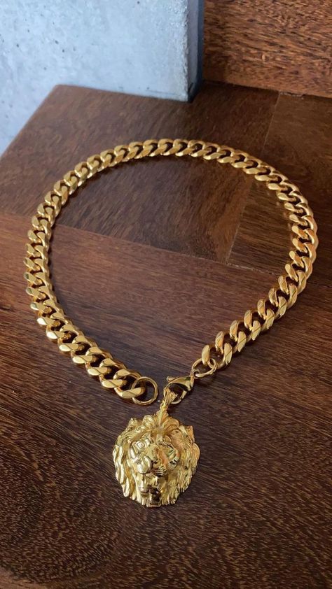 Chain Necklace Outfit, Fantasy Jewelry Magic, Gold Necklace For Men, Gold Bracelets Stacked, Dope Jewelry Accessories, Lion Necklace, Modern Gold Jewelry, Chic Sunglasses, Beautiful Gold Necklaces