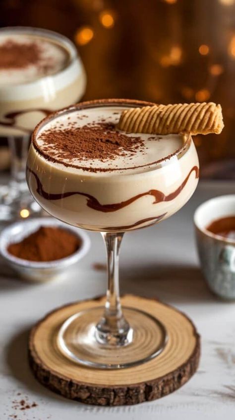 Indulge in a rich and creamy Baileys Tiramisu Martini. Learn how to make this dessert cocktail with simple steps and easy-to-find ingredients. Baileys Tiramisu Espresso Martini, Tiramisu Recipe With Alcohol, Cocktail Recipes Baileys, Hazelnut Cocktail, Baileys Martini, Baileys Recipes Drinks, Tiramisu Martini, Baileys Tiramisu, Baileys Dessert