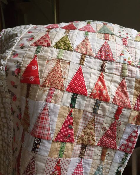 Anna Jantina Quilts (@anna_jantina) • Instagram photos and videos Seasonal Quilts, Cheater Quilt Fabric, Vintage Quilts Patterns, Christmas Tree Quilt, Christmas Patchwork, Christmas Quilt Patterns, Scrappy Quilt Patterns, Quilts Decor, Scrap Quilt Patterns