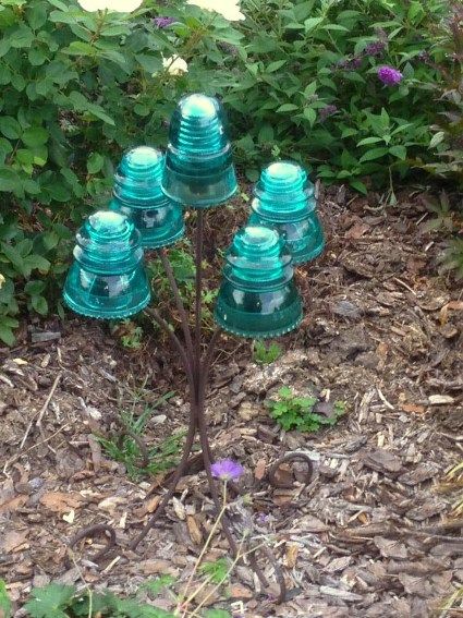 Telephone Insulators Ideas, Insulator Crafts, Insulator Ideas, Glass Totems, Insulator Lights, Telephone Pole, Garden Decor Crafts, Solar Light Crafts, Flea Market Gardening