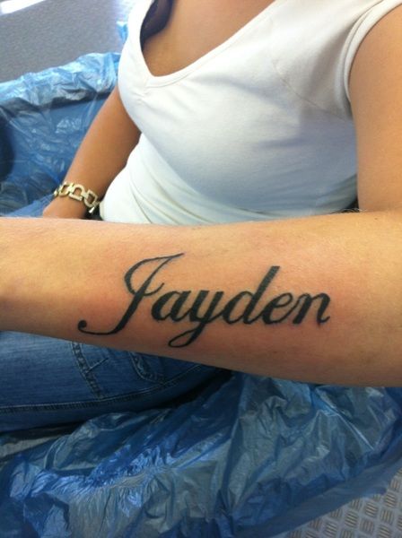 Coolest Forearm Tattoos #forearmtattoos #tattoos #girlswithtattoos #traditionaltattoos #tattoosketch #tattoostyle #lovetattoos #colortattoos Jayden Tattoo, Forearm Word Tattoo, Owl Forearm Tattoo, Tiger Forearm Tattoo, Back Of Forearm Tattoo, Tattoos Life, Arrow Forearm Tattoo, Name Tattoos On Arm, Tattoo Calligraphy