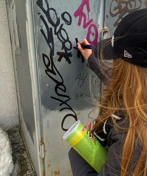 Ryen Trevarrow, Graffiti Girl, Aesthetic Core, Max Mayfield, Graffiti Tagging, Street Graffiti, Graffiti Wall Art, Instagram Wallpaper, Graffiti Wall