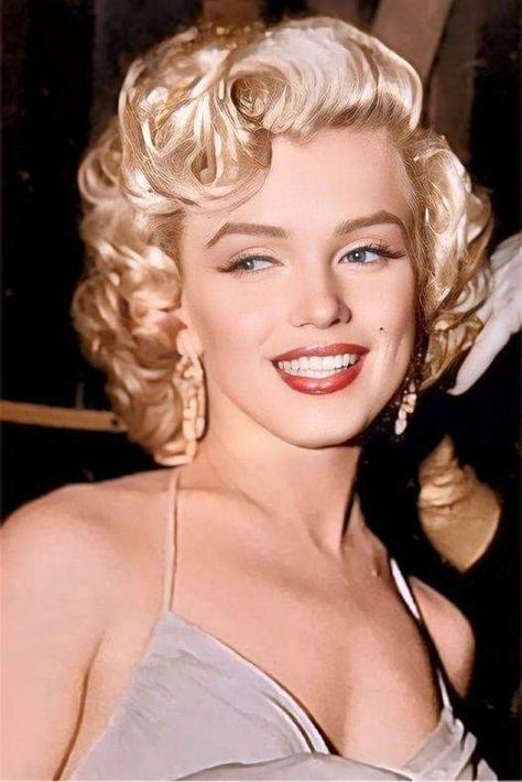 Marylin Monroe Haircut, Maralin Munro, Marlyn Moro, Marilyn Monroe Hair, Marilyn Monroe Wallpaper, Marilyn Monroe Photography, Kelly Lebrock, Marilyn Monroe Portrait, Classic Hollywood Glamour