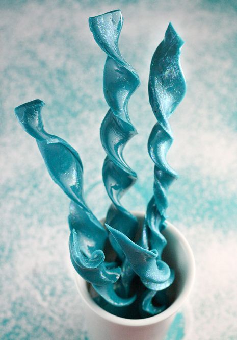 How To: Make Icicle Candy in the Microwave  http://manmadediy.com/chris/posts/670-how-to-make-icicle-candy-in-the-microwave