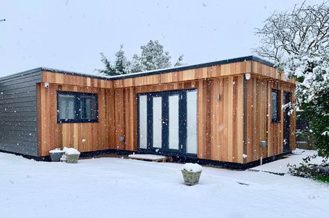 47sqm L-shaped annexe by Executive Garden Rooms-6 L Shaped Tiny House, L Shaped Garden, Granny Annexe, Contemporary Garden Rooms, Larch Cladding, Log Cabin Living, Bedroom Ensuite, Ensuite Shower Room, Cabin Living