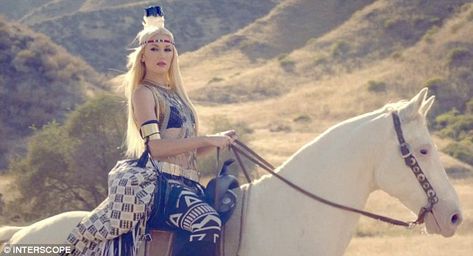 Riding a white horse: The singer cuts a striking figure in patterned black trousers and an ornate crop top Cowgirl Photoshoot, Imogen Poots, Black Cowboy Hat, Native Dress, Indian Headdress, Black Cowboy, Western Horse, No Doubt, Native American Fashion