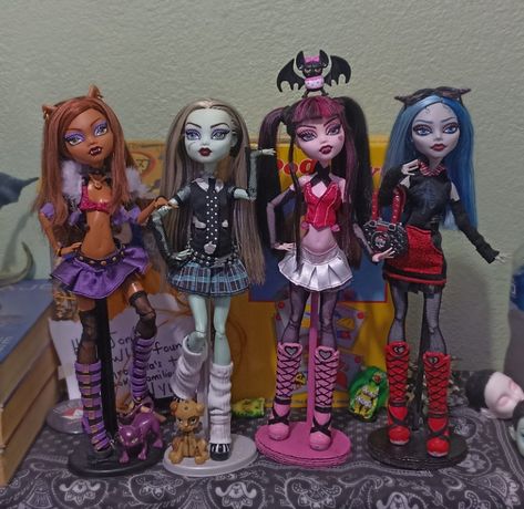 Clawdeen wolf
Ghoulia yeelps
Draculaura
Frankie stein Monster High Restyle G3, Ghoulia Cosplay, Monster High Ghoulia, Monster High School, Mh Dolls, Doll Museum, Moster High, Custom Monster High Dolls, Monster High Custom