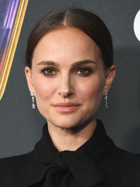 Natalie Portman No Makeup, Natalie Portman Makeup, Natalie Portman Portrait, Natalie Portman Bald, Natalie Portman Interview, American Citizenship, Natalie Portman Faceapp, Degree In Psychology, Dresses Business Casual