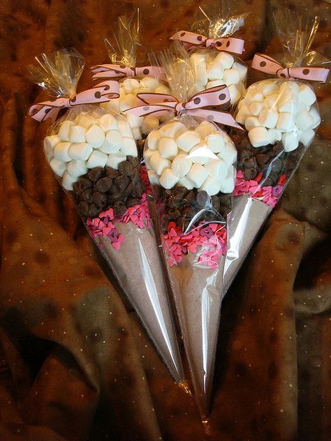 Hot chocolate favors. Use multi-colored sprinkles for holidays Hot Chocolate Favors, Chocolate Cone, Săpunuri Handmade, Chocolate Favors, Ge Bort, Navidad Diy, Christmas Gift Baskets, Christmas Goodies, Holiday Treats