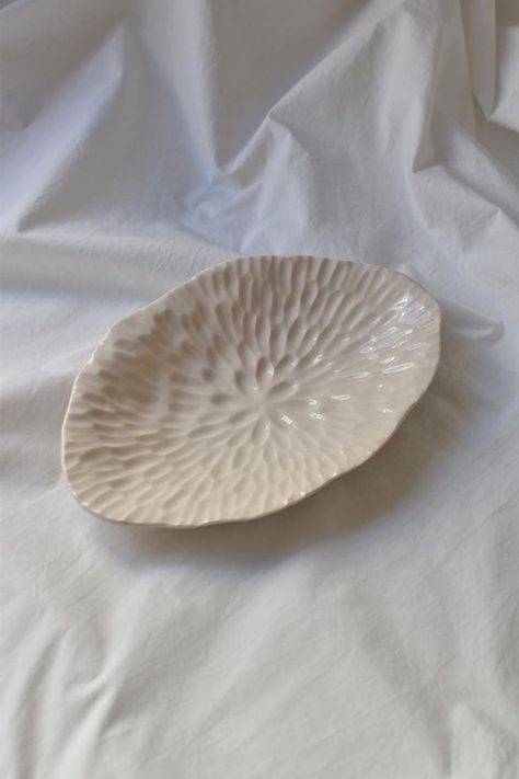 Handbuilt Ceramics, Ceramic Trinket Dish, Beginner Pottery, Handmade Ceramics Pottery, Astuces Diy, Pottery Dishes, Clear Gloss, Oval Plates, Pottery Crafts