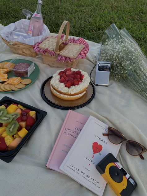 picnic summer cottage core food aesthetic cake fruit flowers sunset Judy Core Aesthetic, Cottage Core Recipes Dinner, Gracyn Core, Cottage Core Baking, Cottage Core Recipes, Cottage Core Food, Flowers Sunset, Picnic Summer, Aesthetic Cake