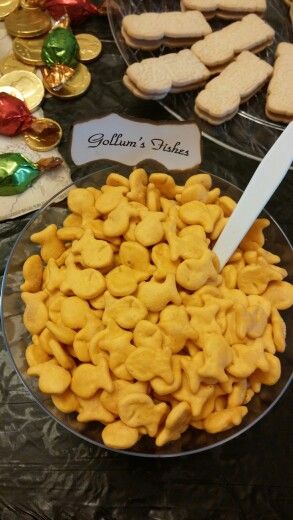 Gollums Fishes Unexpected Party The Hobbit, Lotr Smash Cake, Lotr Themed Snacks, 2nd Breakfast Hobbit Birthday, Hobbit Food Ideas, Lotr Themed Food, Lotr Party Food, Lotr Food Ideas, Hobbit First Birthday