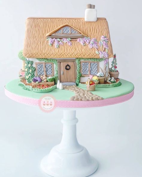 Cottage Cake, Berry Cupcakes, Cakes Design, Cake Classes, House Cake, Fondant Decorations, Sugar Craft, Unique Cakes, Sugar Art