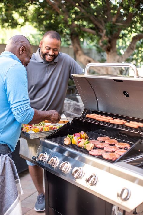 Cooking With Charcoal, How To Cook Burgers, Birthday Gifts For Dad, Family Bbq, Backyard Grilling, Family Calendar, Gifts For Dads, Open Closet, Grilling Tips