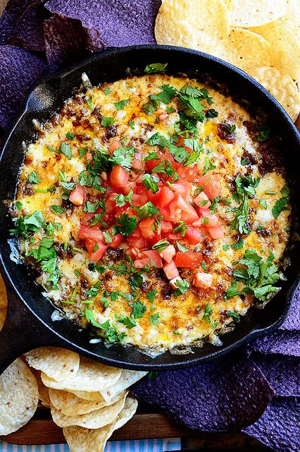 I added 2 minced jalapeños. Substituted carne asada for the chorizo. Used Costco Colby jack shredded cheese. Delicious! Queso Fundido, Party Dips, Chips And Salsa, Think Food, Snacks Für Party, Party Food Appetizers, Cast Iron Skillet, Iron Skillet, Bell Pepper