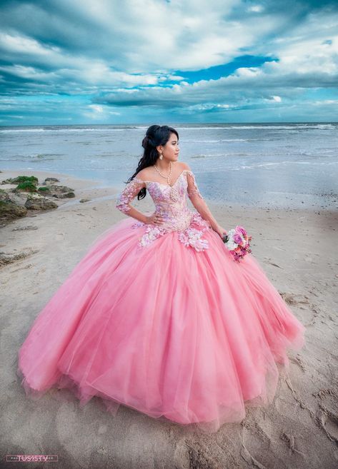 Quince Poses, Kawaii Photography, Quince Photos, Quince Pictures, Quinceanera Pictures, Pink Quinceanera, Quinceañera Dresses, Quinceanera Photoshoot, Dresses Photography