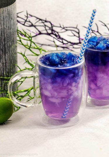 Galaxy Cocktail, Pea Flower Tea, Clear Mug, Butterfly Pea Flower Tea, Colorful Drinks, Vodka Recipes, Natural Food Coloring, Tea Cocktails, Themed Drinks