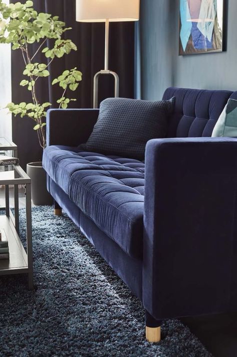 IKEA Deutschland | Mit seinem Vintage-Stil und Samtbezug wird dieses Sofa garantiert zum Stolz deines Wohnzimmers. Doch es geht dabei nicht nur um das Aussehen. Seine massive Konstruktion, die schlanken, niedrigen Armlehnen und Details sorgen zusätzlich für richtig viel Komfort - besonders an langen, entspannten Abenden. #IKEA #Wohnzimmer #Wohnen #Wohnraum #einrichten #inspiration #trends #2021 #scandi #skandi #scandinavian #interior #interieur #design Vimle Sofa Ikea Living Room, Brown And Blue Living Room, Blue Couch, Living Room Decor Furniture, Ikea Living Room, Sofa Inspiration, Sala Grande, Unique Sofas, Sofa Set Designs