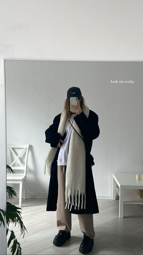 Oversized Scarf Outfit, White Scarf Outfit, Big Scarf Outfit, Scarf Outfit Fall, Black Coat Outfit, Scarf Outfit Winter, Scarf Aesthetic, Big Wool, Cold Fashion