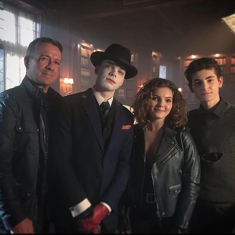 Gotham on Instagram: “One big happy family. ❤️ #BehindTheScenes #Gotham 📸: @seanpertwee” Cameron Monaghan Gotham, Gotham Show, Gotham Bruce, Jerome Gotham, Sean Pertwee, David Mazouz, Gotham Characters, Gotham Cast, Gotham Joker